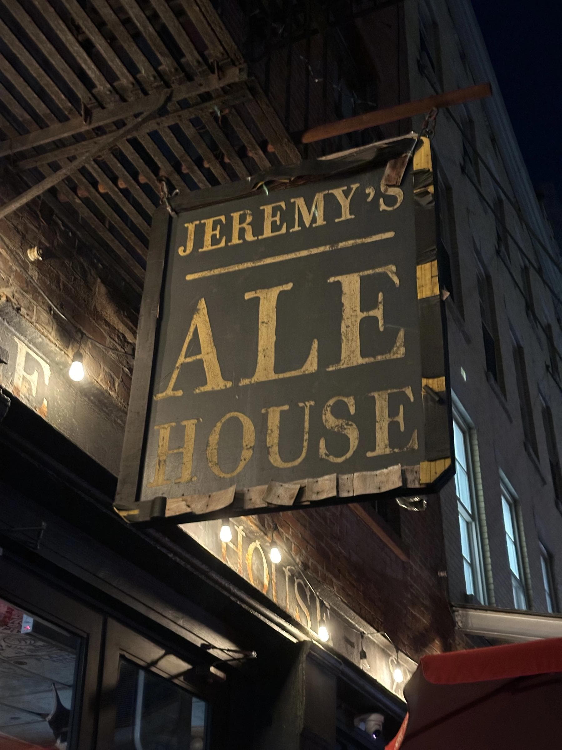 Jeremy’s Ale House NYC Review: Cheap Beer, Cozy Vibes, and Classic Pub Food in Seaport